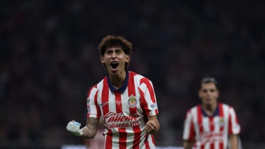 Chivas golea 3-0 a Pumas y sube en la tabla del Apertura 2026