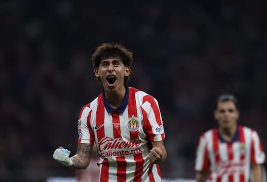 Chivas golea 3-0 a Pumas y sube en la tabla del Apertura 2026