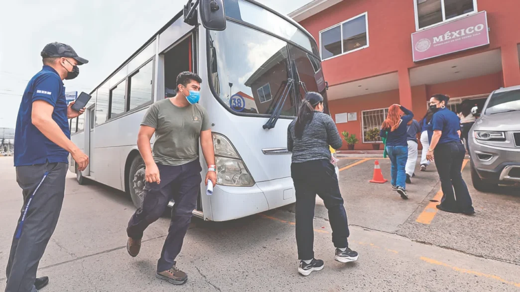 EU deporta a 2,900 mexicanos a Centroamérica; México protesta