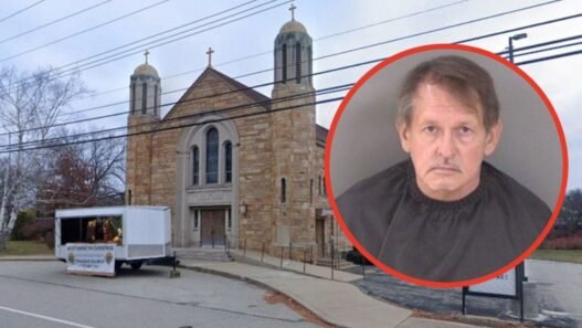 Sacerdote en EE UU acusado de robar 740,000 dólares a iglesias y madre