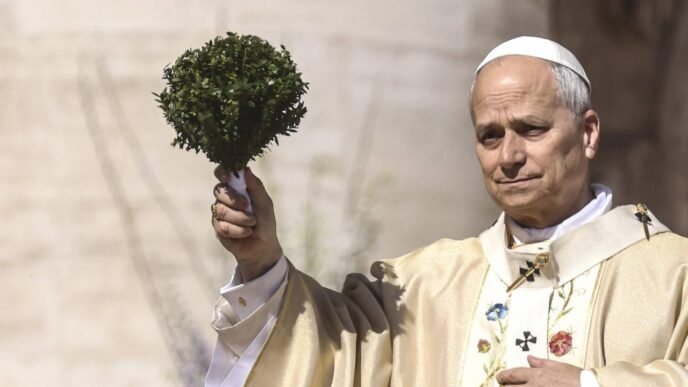 El papa León XIV elimina recorte salarial a cardenales en 2026