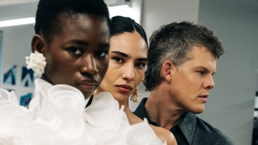 Carolina Herrera celebra 45 años con desfile y expansión global