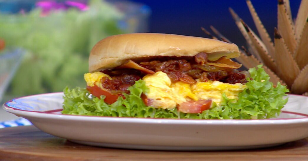 Desayuno innovador: hamburguesa con mermelada de tocino y chile