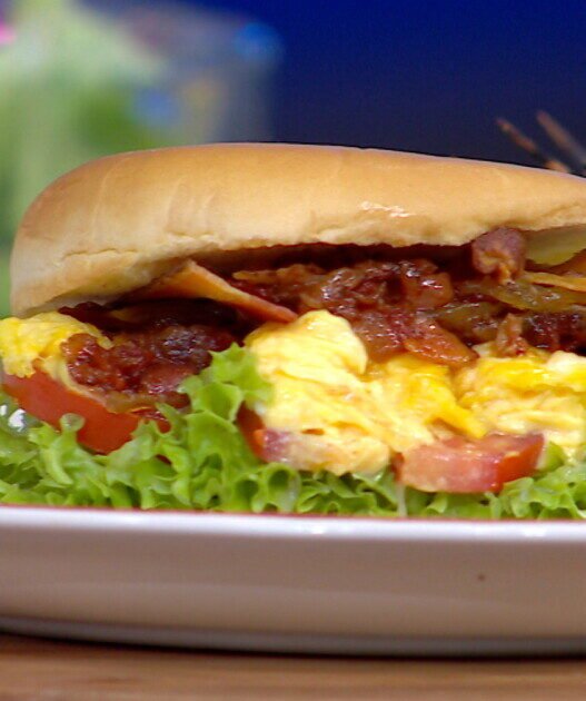 Desayuno innovador: hamburguesa con mermelada de tocino y chile